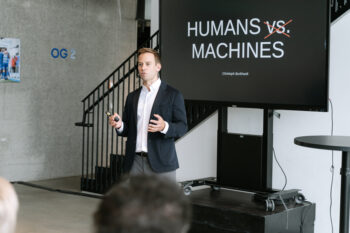 Mann spricht auf Bühne